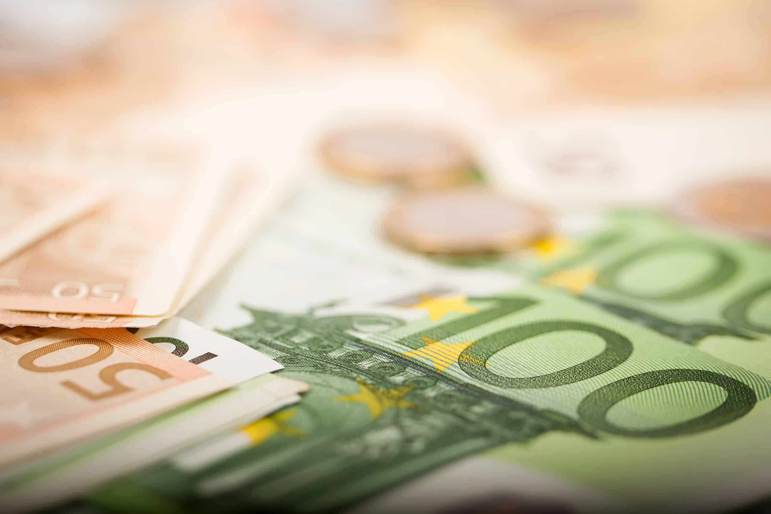 Euro-Geldscheine und Münzen: In der Corona-Zeit sind viele auf Förderung angewiesen. Foto: Adobe Stock / Marco Scisetti