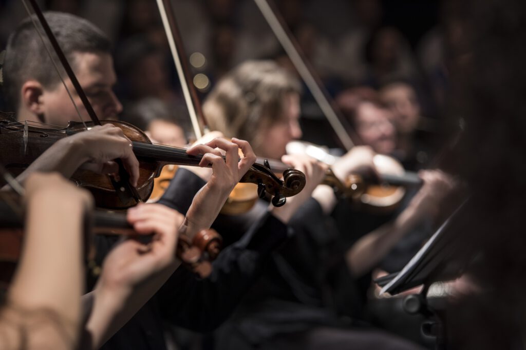 Violinen Spieler im Orchester bei Konzert