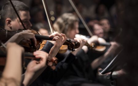 Violinen Spieler im Orchester bei Konzert