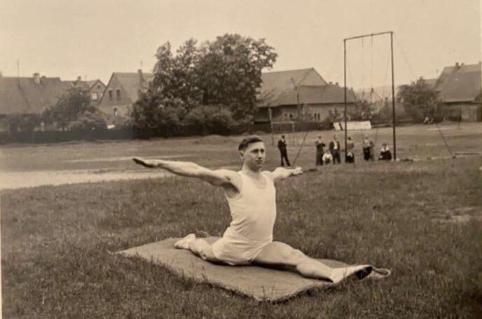 Heinz Ostheimer bei Übung Turnen