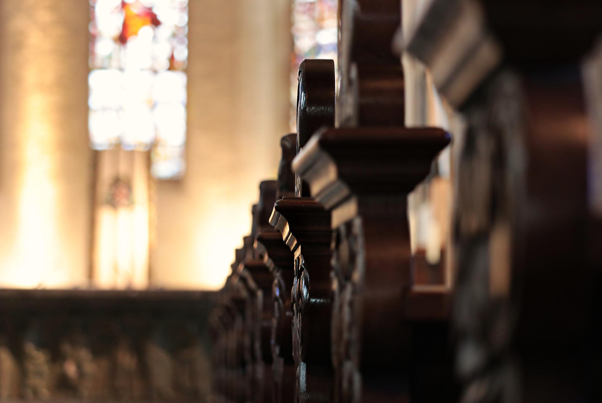Kirche Missbrauch leere Bänke