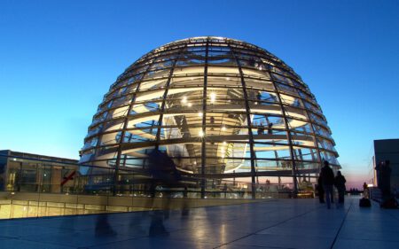 Bundestag Reichstag in Berlin Kuppel bei Nacht