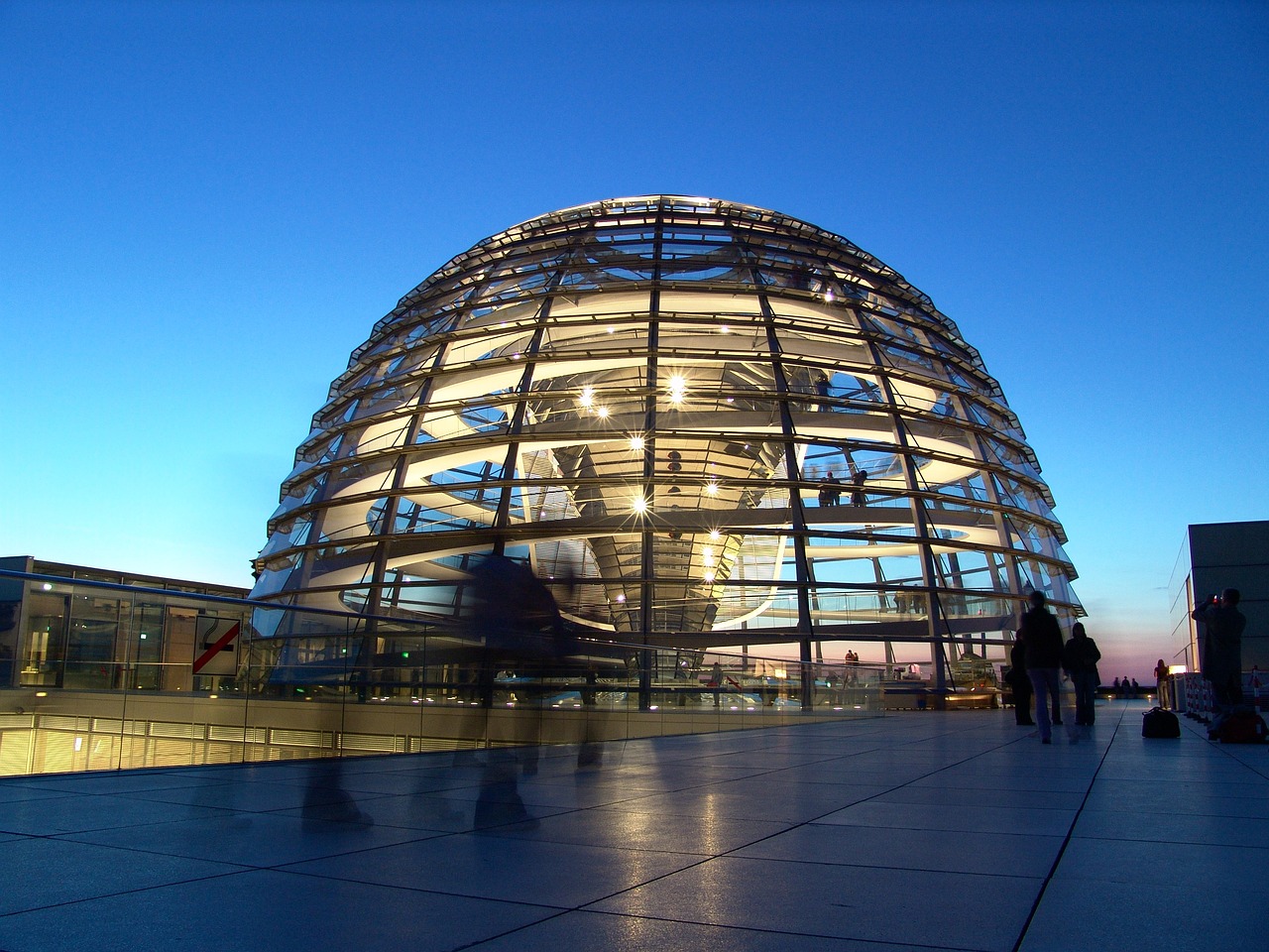 Bundestag am Abend: Die vom Architekten Norman Foster entworfene Kuppel des Reichstages.