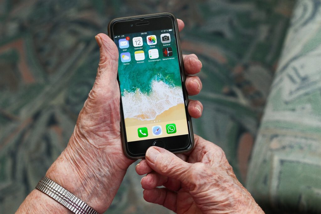 Digitalzwang Rentner mit Handy