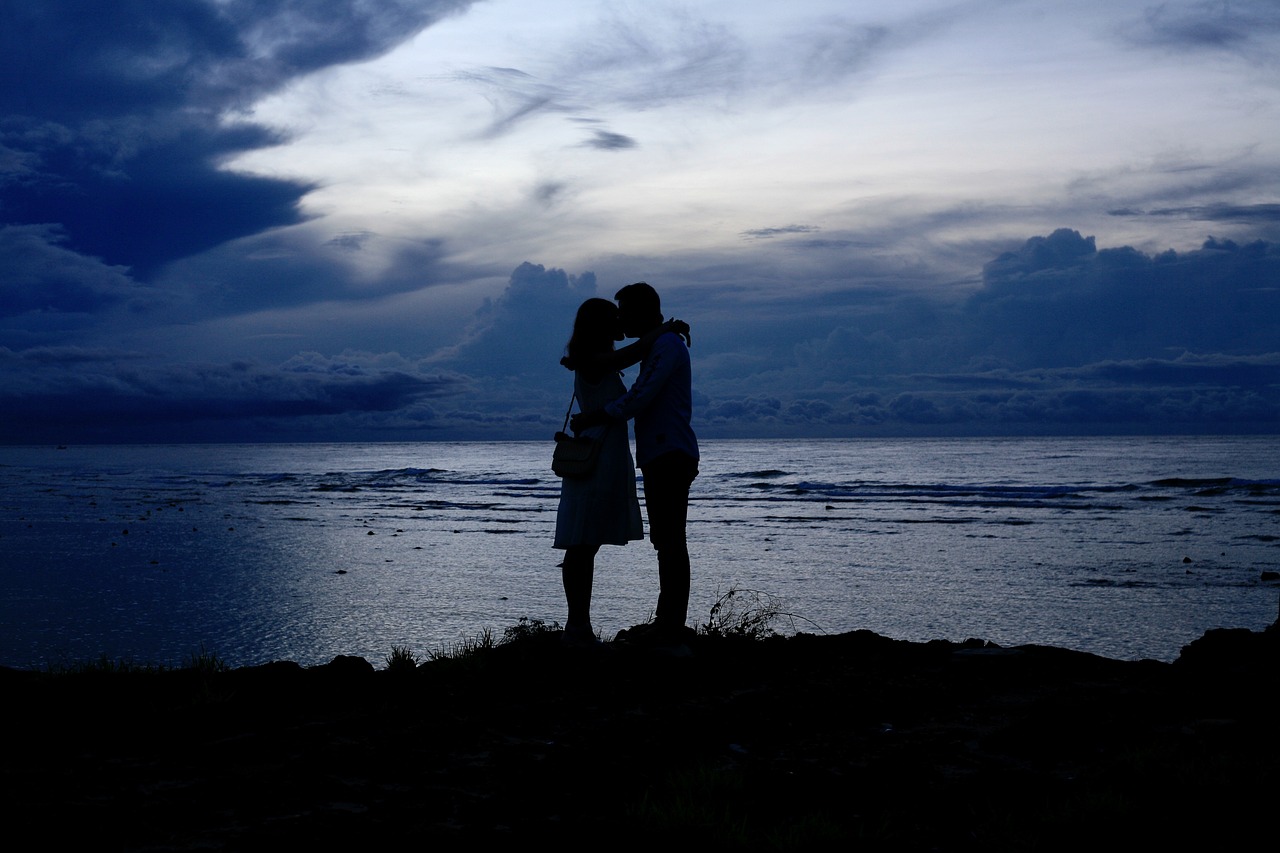 Paar am Meer: Der Traum von der großen Liebe ist das Geschäftsmodell von Dating-Apps.