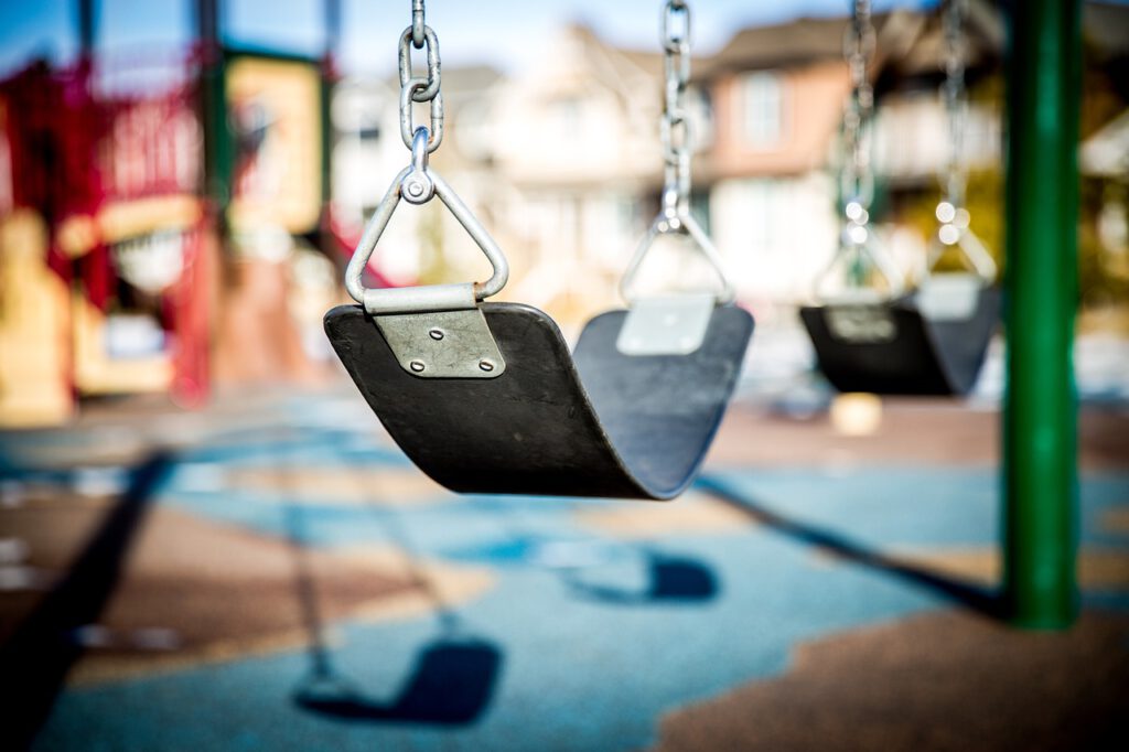 Spielplatz Schaukel Kinder Kinderrechte