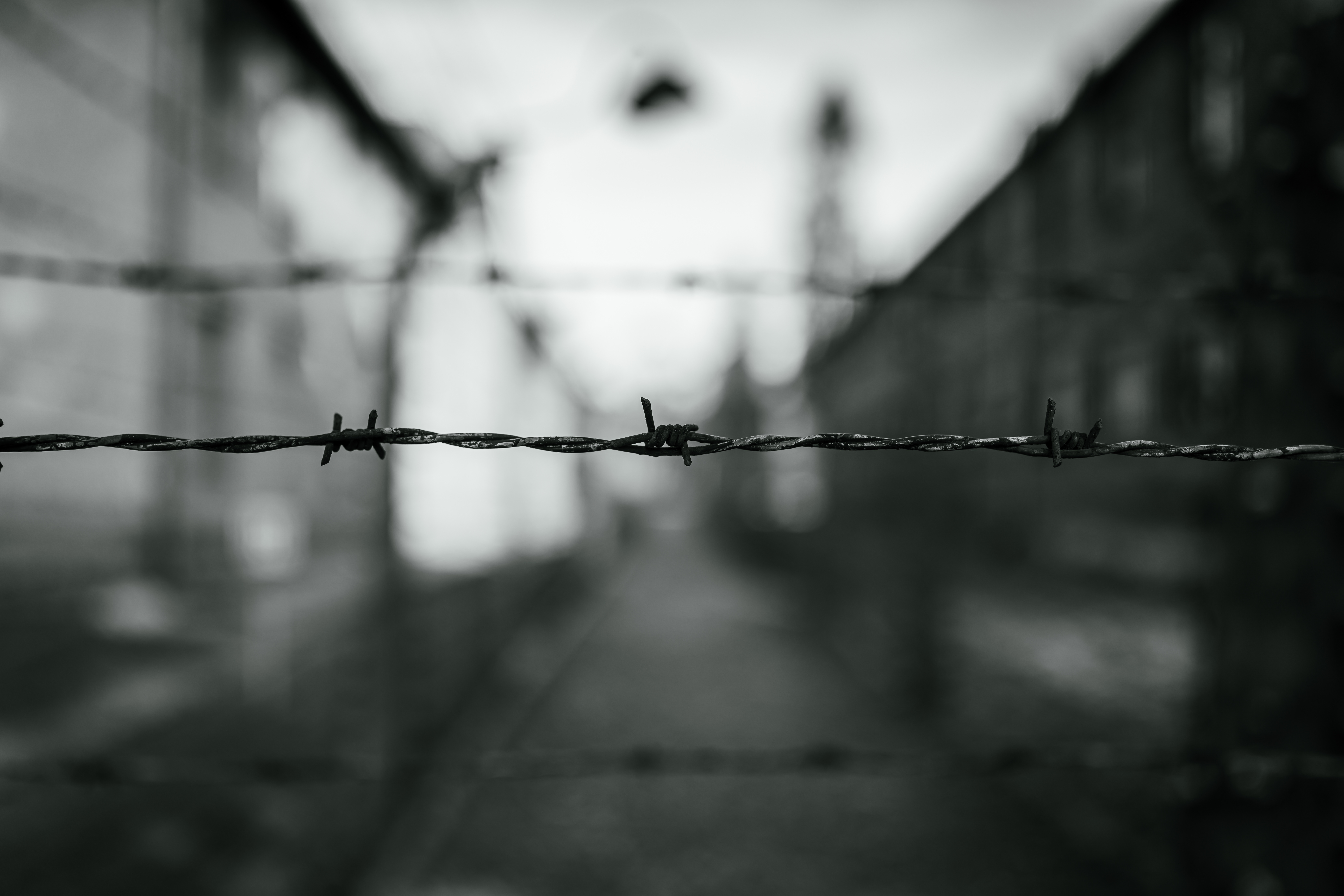 Stacheldrahtzaun in Auschwitz: Gibt es so etwas wie eine typische German Angst? Foto: Adobe Stock / Jiri Castka