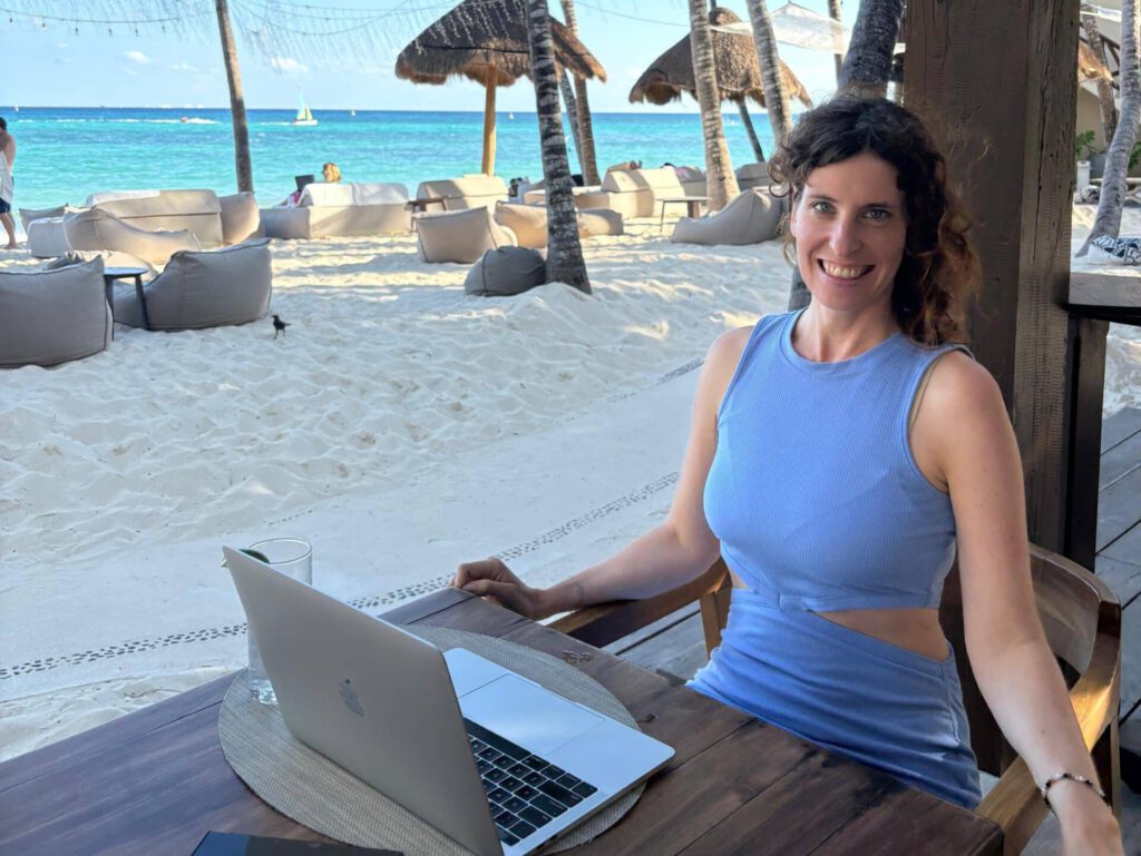 Daniela Seiberle bei der Arbeit am Strand. Foto: Privat