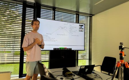 Martin Korzeczek bei einem Vortrag in der Uni Ulm. Foto: Privat