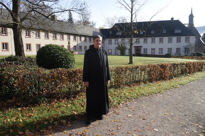 Pater Benedikt Pahl vor dem Heidelberger Kloster Stift Neuburg. Foto: Astrid Möslinger